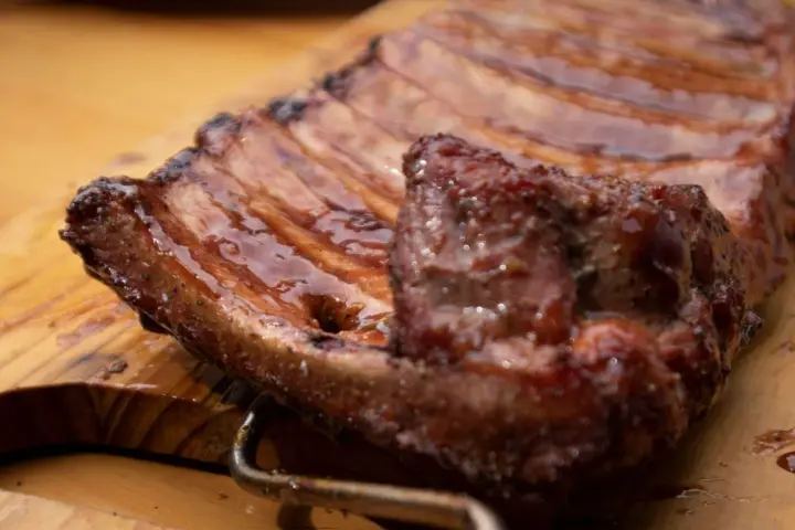 Costillas de cerdo jugosas y glaseadas, listas para disfrutar.