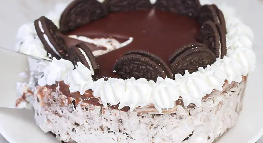 Deliciosa tarta de oreo cubierta de chocolate y nata, decorada con galletas enteras. ¡Un sueño para los amantes del chocolate!