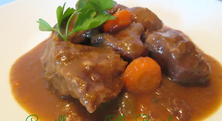 Carrilleras de cerdo en olla express, tiernas y jugosas, con zanahorias y perejil. ¡Un plato rápido y delicioso!