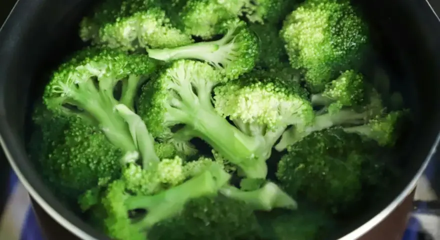 Brotes de brócoli frescos hirviendo en una olla, listos para ser parte de deliciosas recetas.