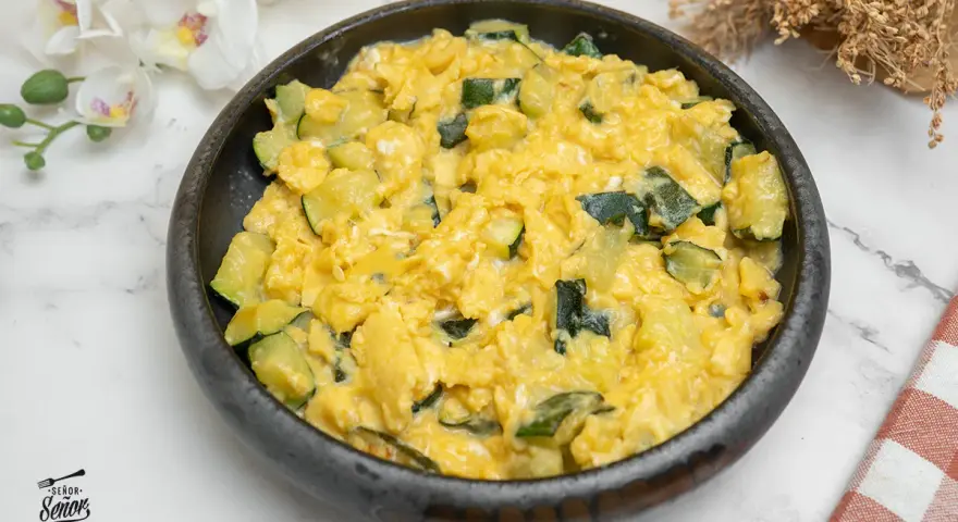Revuelto de calabacín cremoso y sabroso, perfecto para un desayuno o cena ligera.