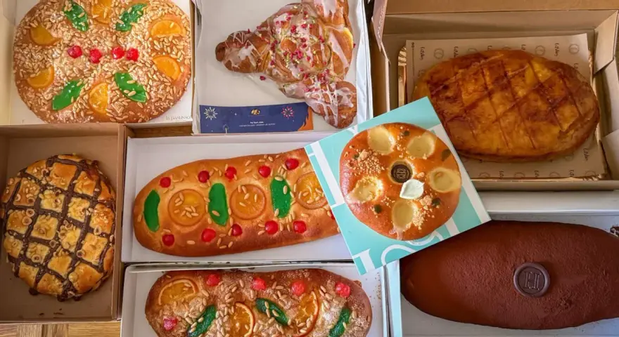 Variedad de cocas de Sant Joan, algunas decoradas con fruta confitada, piñones y almendras. ¡Una delicia para celebrar!