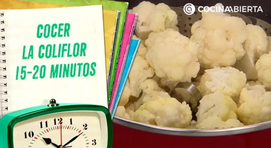 Coliflor cocida en una olla, con un reloj y un cuaderno que indica el tiempo de cocción de la coliflor: 15-20 minutos.