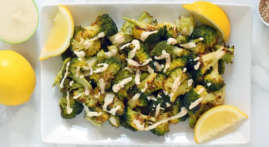 Brocoli al horno con aderezo cremoso y gajos de limón. Un plato saludable y delicioso.