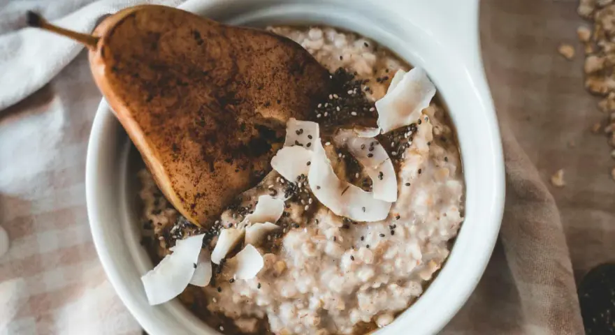 Un delicioso porridge de avena con pera caramelizada, coco rallado y semillas de chía. Un desayuno perfecto para empezar el día.