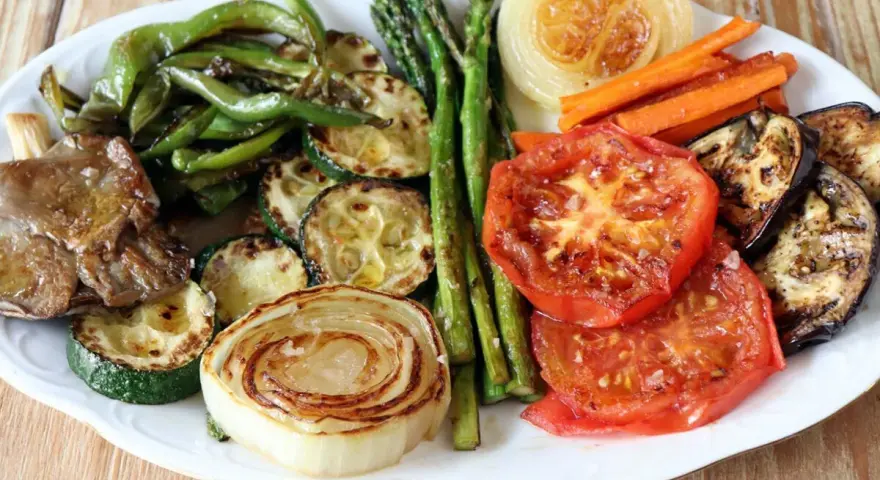 Plato de verduras a la plancha: pimientos verdes, calabacín, espárragos, zanahorias, cebolla, tomate y berenjena, todo asado a la perfección.