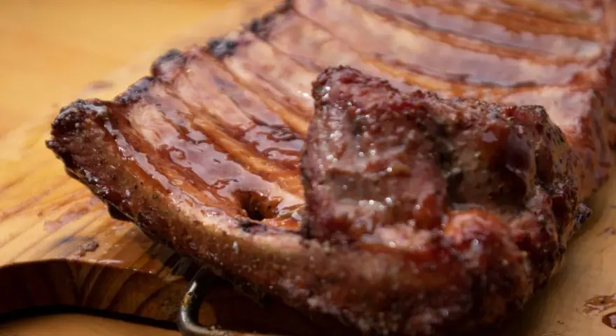 Costillas de cerdo jugosas y glaseadas, listas para disfrutar.
