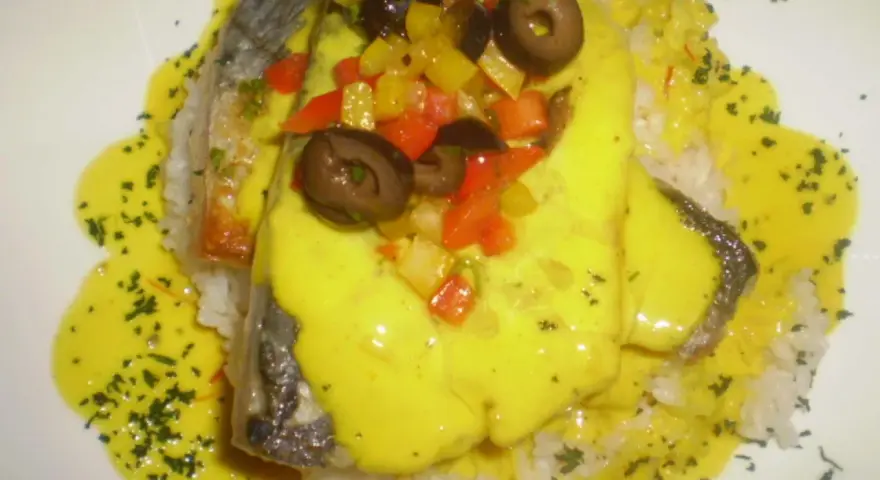 Congrio con salsa de azafrán y verduras, un plato inspirado en la receta congrio arguiñano.