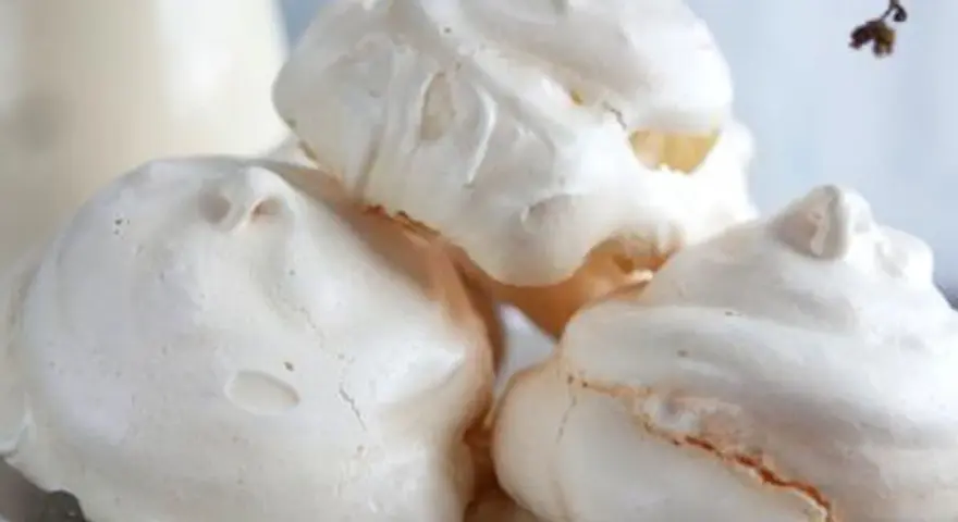 Delicados merengues italianos, esponjosos y blancos, listos para endulzar cualquier momento.
