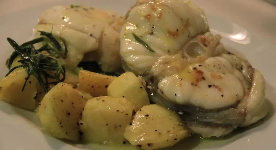 Rape a la plancha jugoso con patatas y romero. Un plato delicioso y saludable.