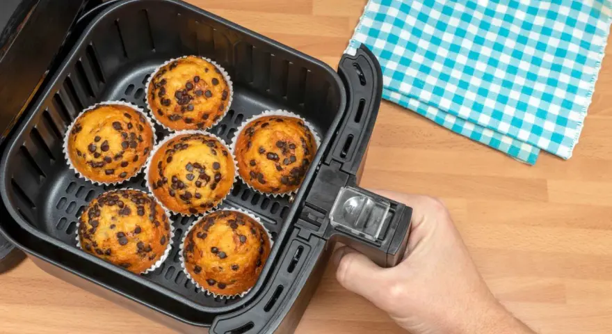 Magdalenas de chocolate recién hechas en una freidora de aire. ¡Perfectas para tus recetas airfryer!