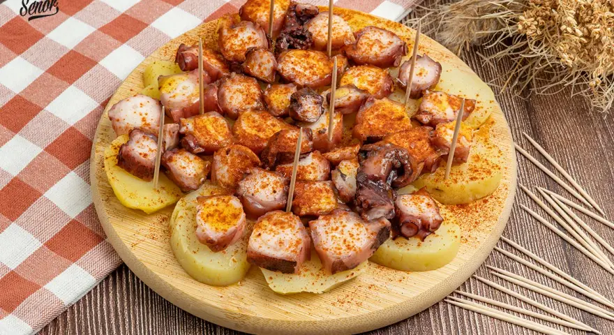 Pulpo a la gallega listo para servir. Descubre cómo preparar pulpo ya cocido a la gallega con patatas y pimentón.