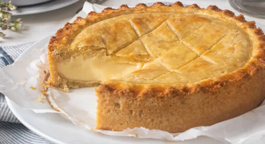 Un delicioso pastel vasco, con su masa dorada y relleno cremoso, listo para ser disfrutado.