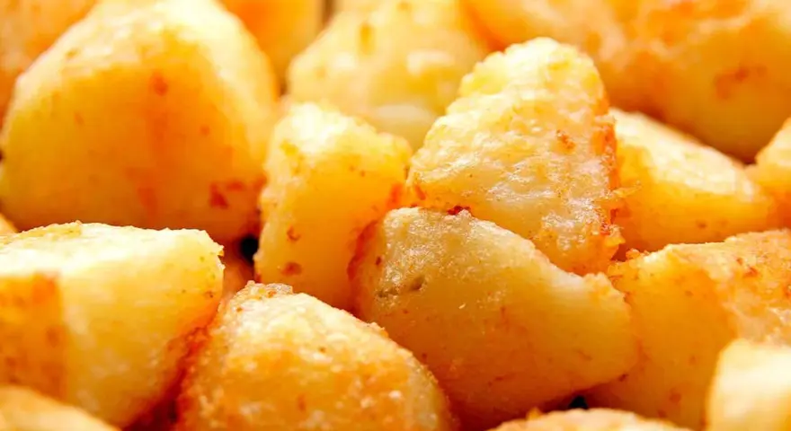 Patatas fritas doradas y crujientes, listas para disfrutar.