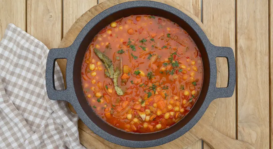Guiso de garbanzos con verduras y laurel, listo para servir. Una deliciosa receta de garbanzos casera.