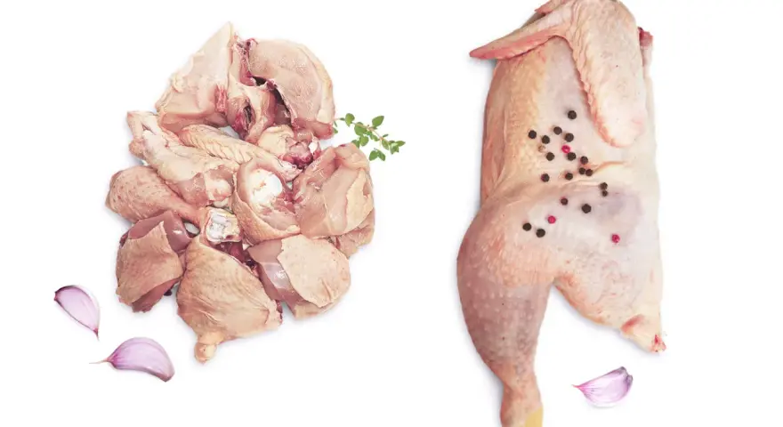 Pollo crudo troceado y entero, con granos de pimienta, ajo y hierbas. Ideal para tus recetas con pollo.