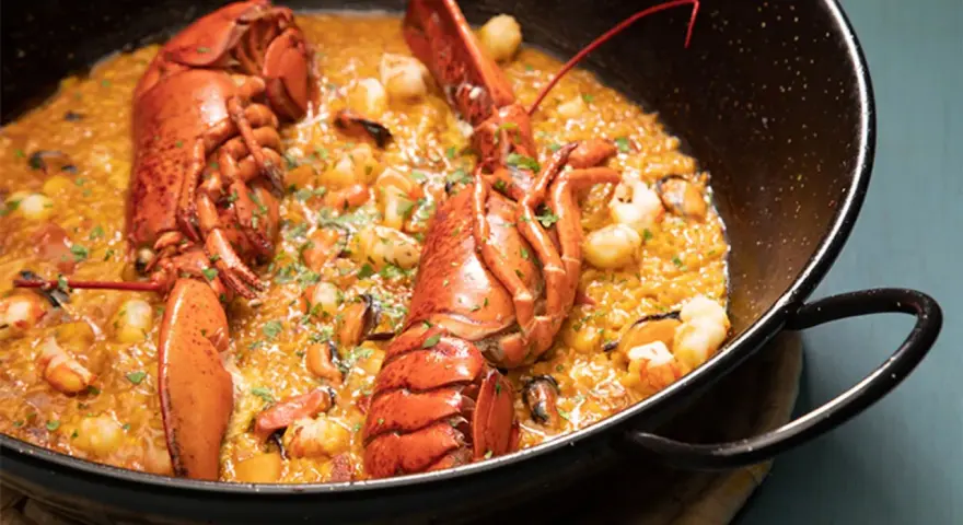 Paella de marisco con langosta entera, gambas y mejillones. ¡Recetas fáciles rápidas para disfrutar!