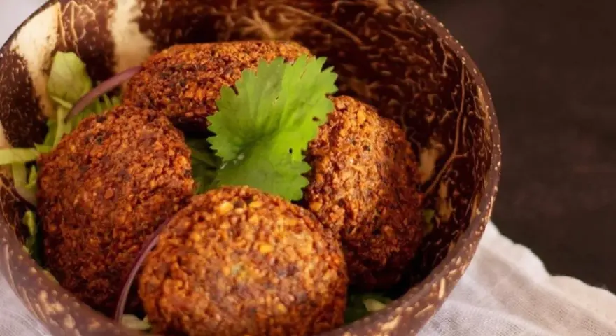Deliciosos falafel caseros, perfectos para tu próxima receta. Servidos en un cuenco rústico con hojas verdes.