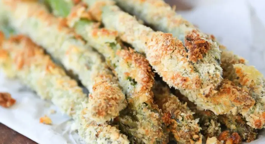 Espárragos verdes crujientes empanados, perfectos para tus recetas de esparragos verdes.
