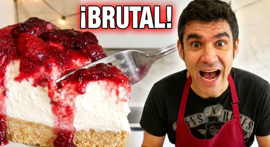 ¡Brutal! Tarta de queso sin horno con frutos rojos, lista para ser devorada. Un hombre con delantal rojo se muestra emocionado.