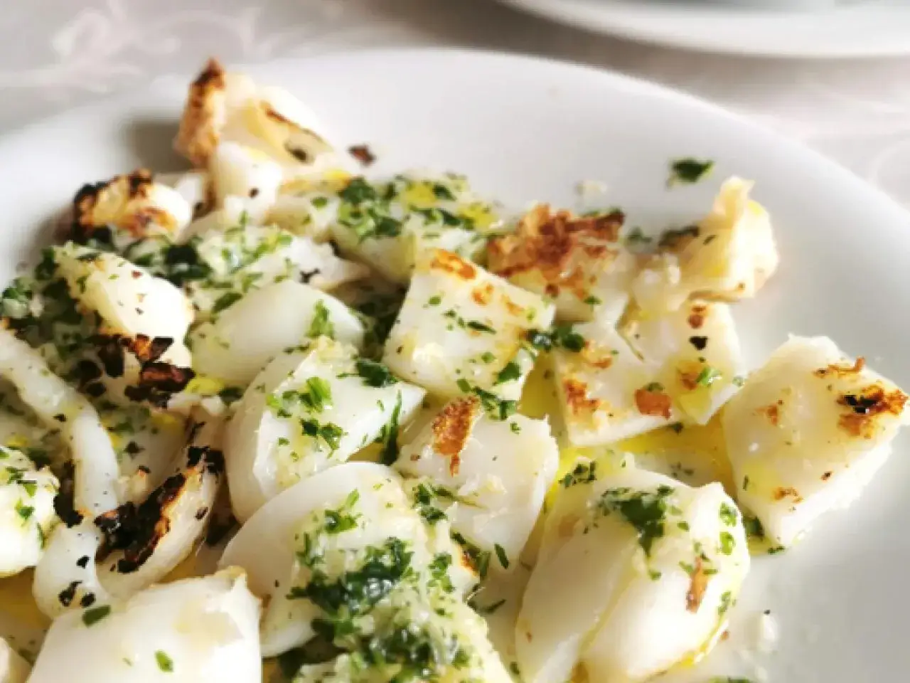 Sabrosa sepia al ajillo, troceada y salteada con perejil fresco y aceite de oliva. Un plato sencillo y delicioso.