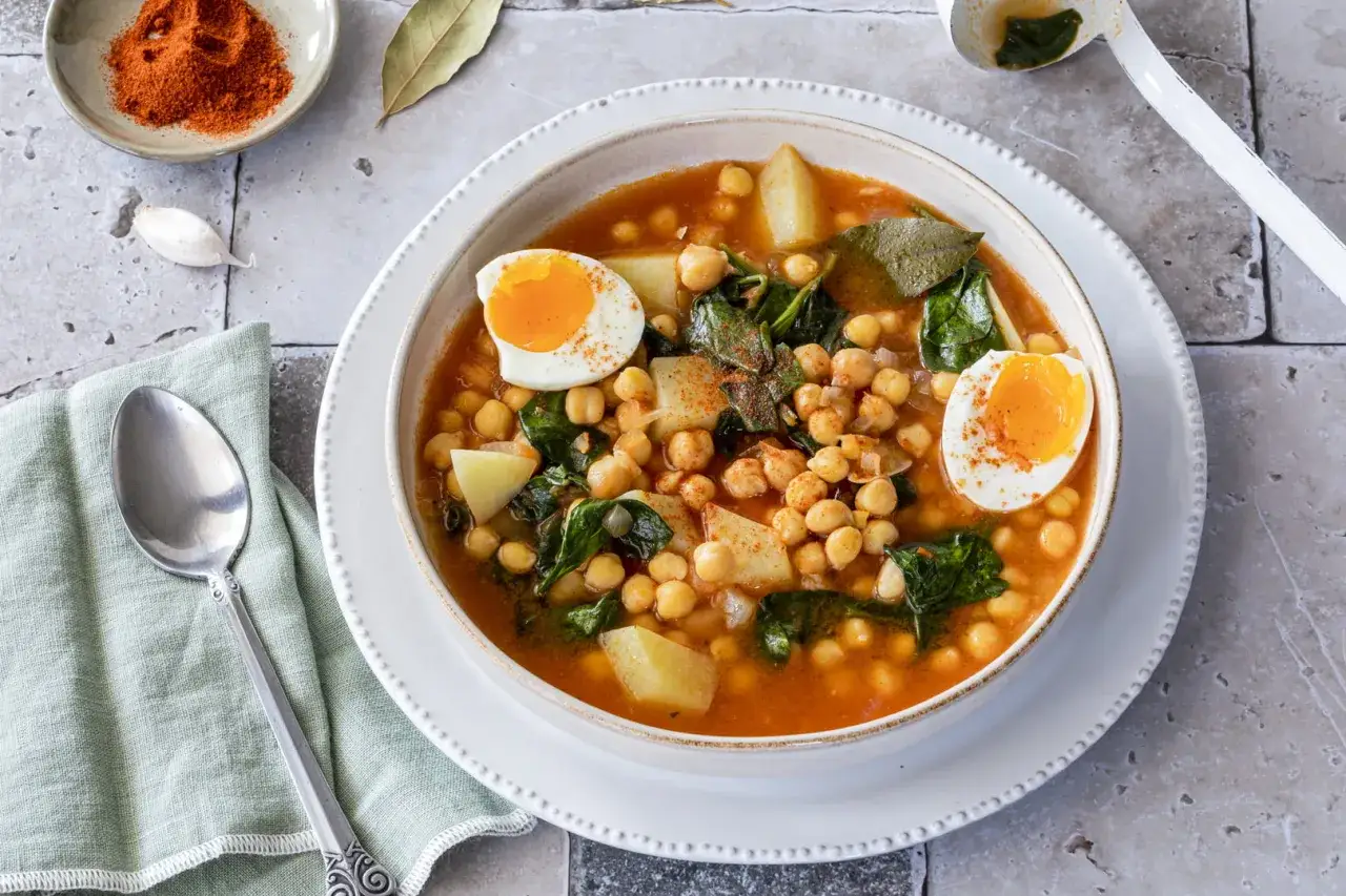 Un reconfortante guiso de garbanzos con espinacas, patatas y huevo duro. Una de las muchas recetas con espinacas que te encantar&aacute;n.
