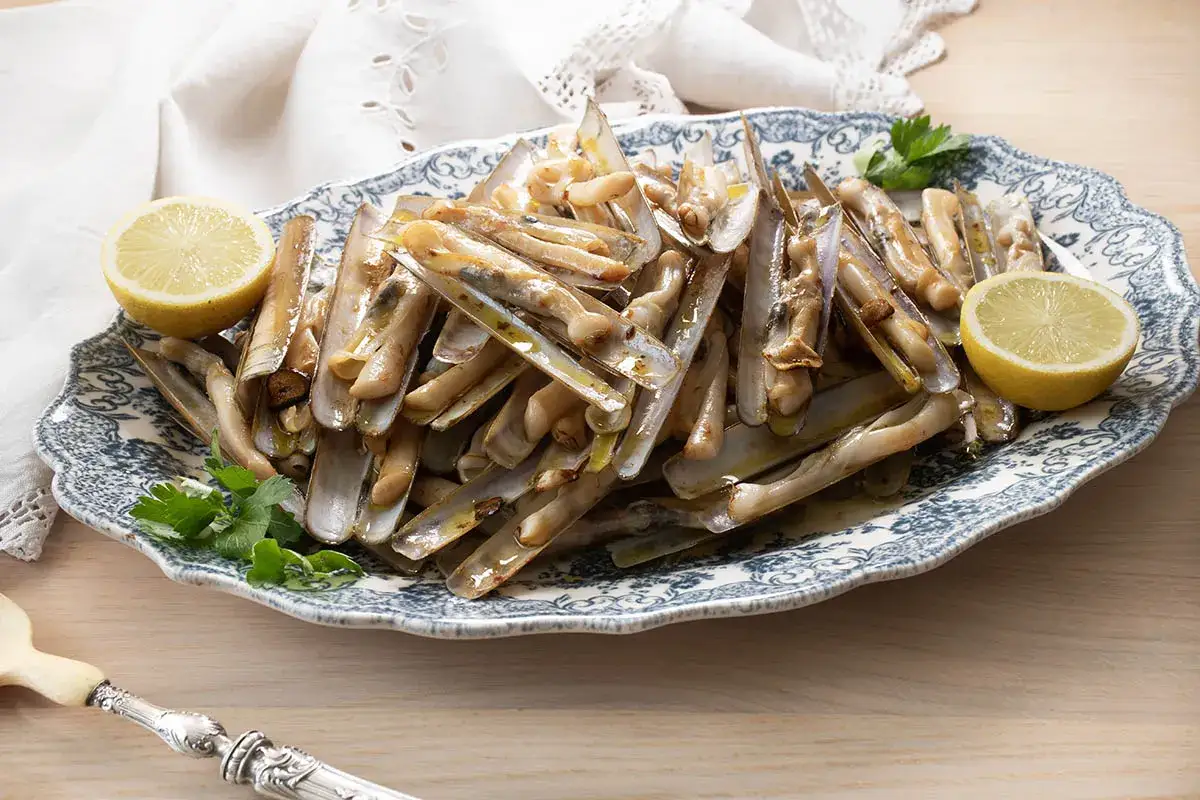 Navajas a la plancha, listas para disfrutar. Aprende como hacer navajas perfectas con este plato.