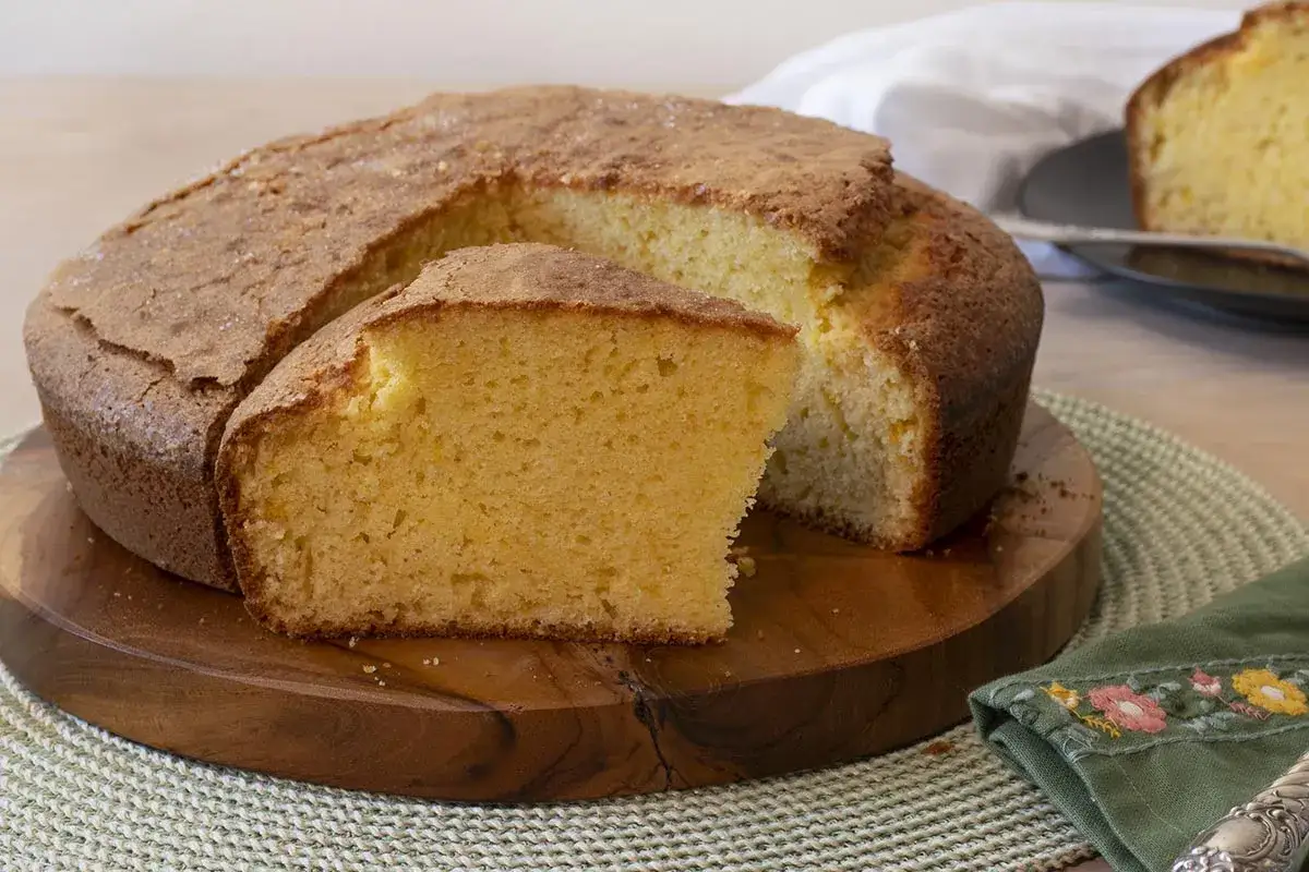 Bizcocho casero recién horneado, perfecto para tu próxima receta. Suave y esponjoso, ideal para acompañar el café.