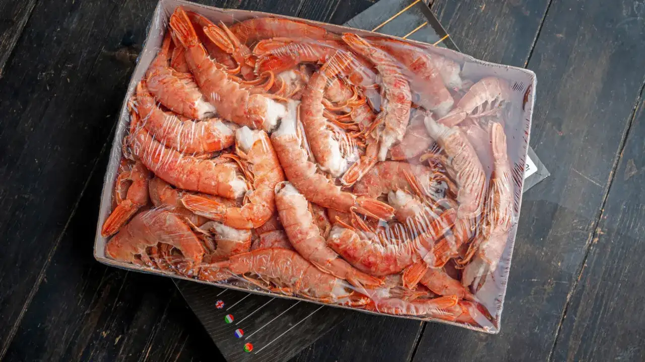 Langostinos cocidos en envase, listos para descongelar. Perfectos para tu pr&oacute;xima receta.