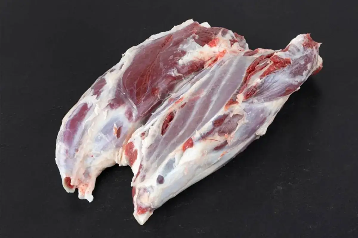 Dos trozos de carne cruda, con grasa y hueso, listos para una deliciosa carne guisada.