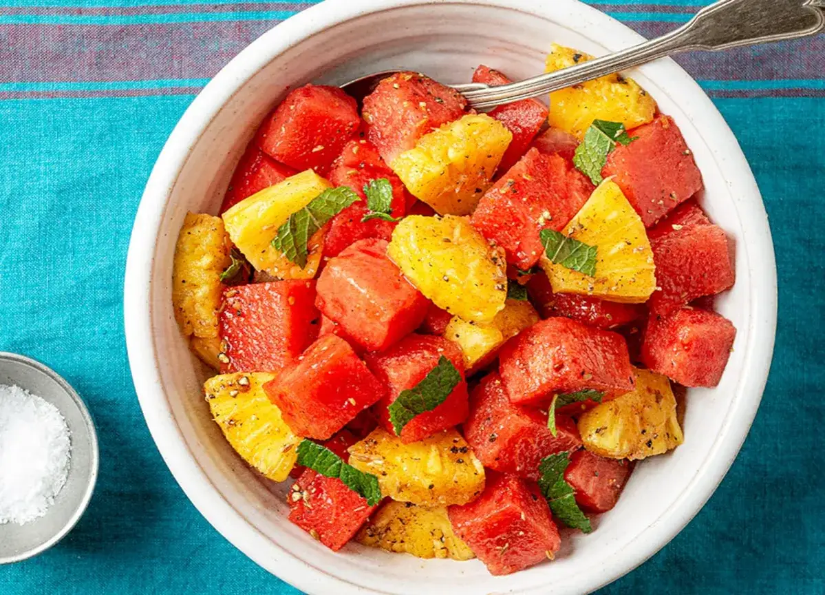 Deliciosa macedonia de frutas con sand&iacute;a y pi&ntilde;a, aderezada con menta y especias. Perfecta para un d&iacute;a caluroso.