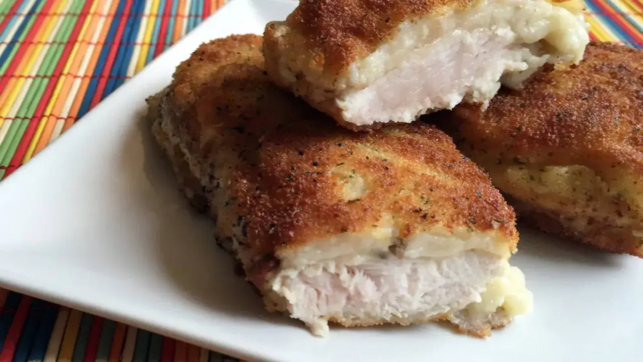 Pechuga villaroy dorada y crujiente, rellena de queso fundido. Un bocado delicioso.