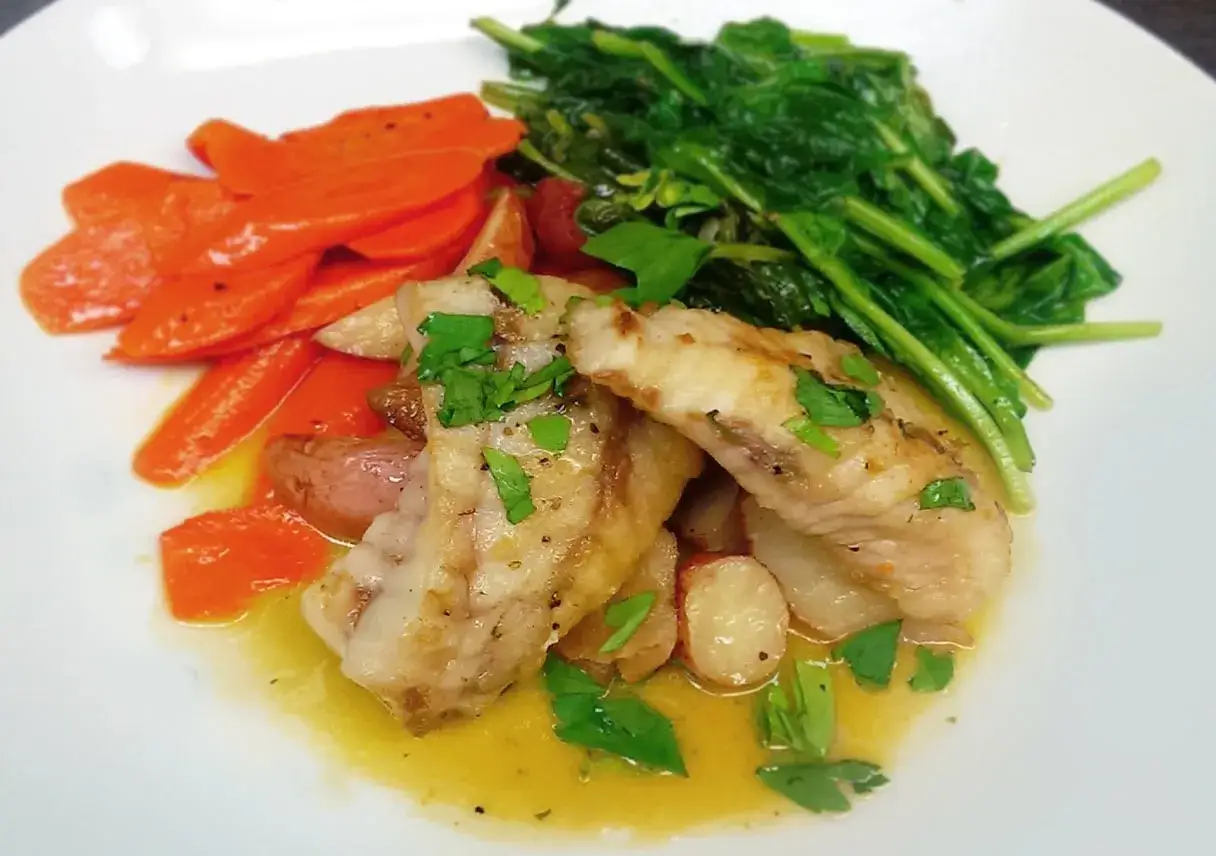 Rape a la plancha con zanahorias, patatas y espinacas. Un plato saludable y delicioso.
