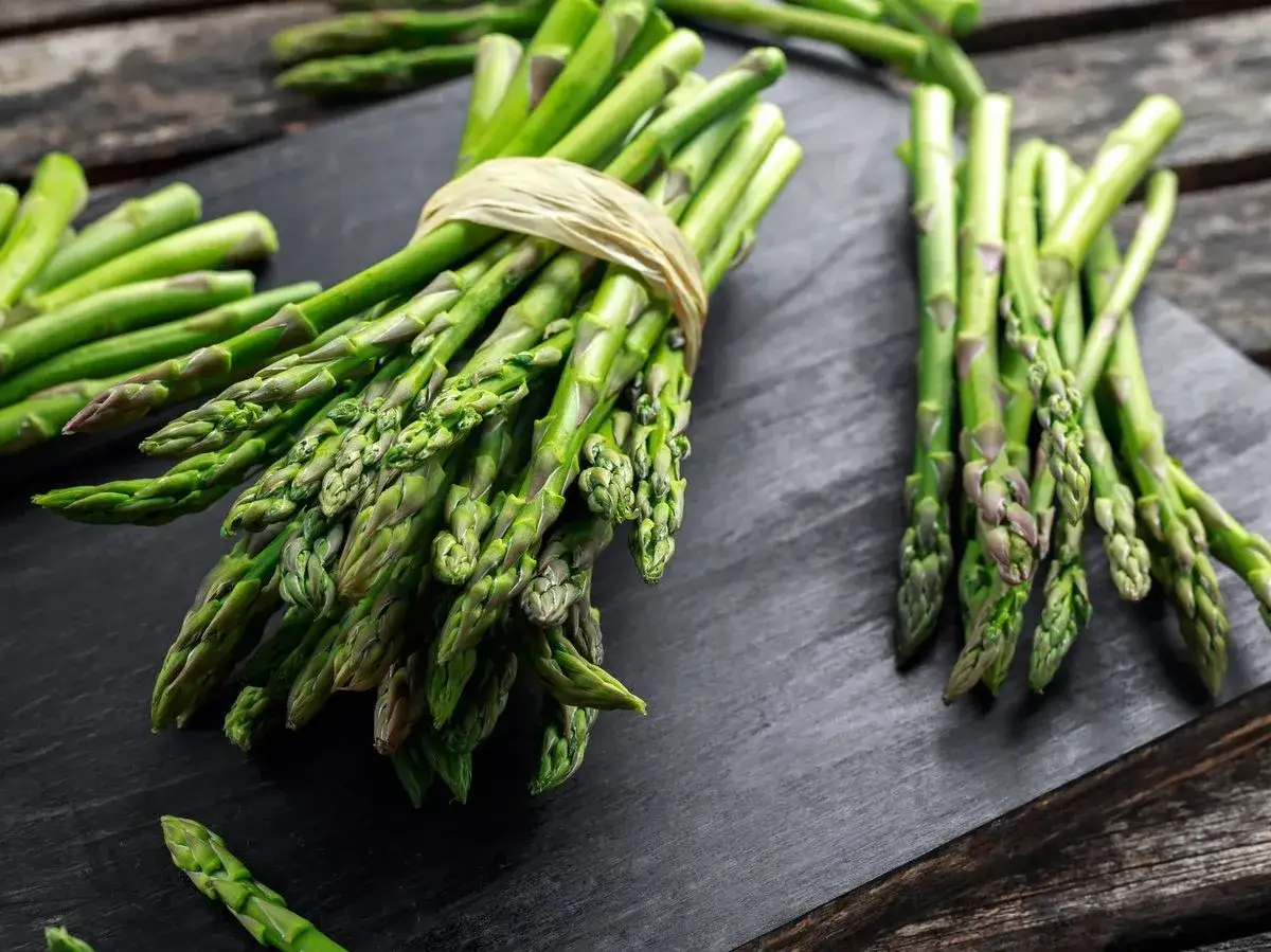 Manojo de esp&aacute;rragos verdes frescos, listos para deliciosas recetas de esp&aacute;rragos verdes.