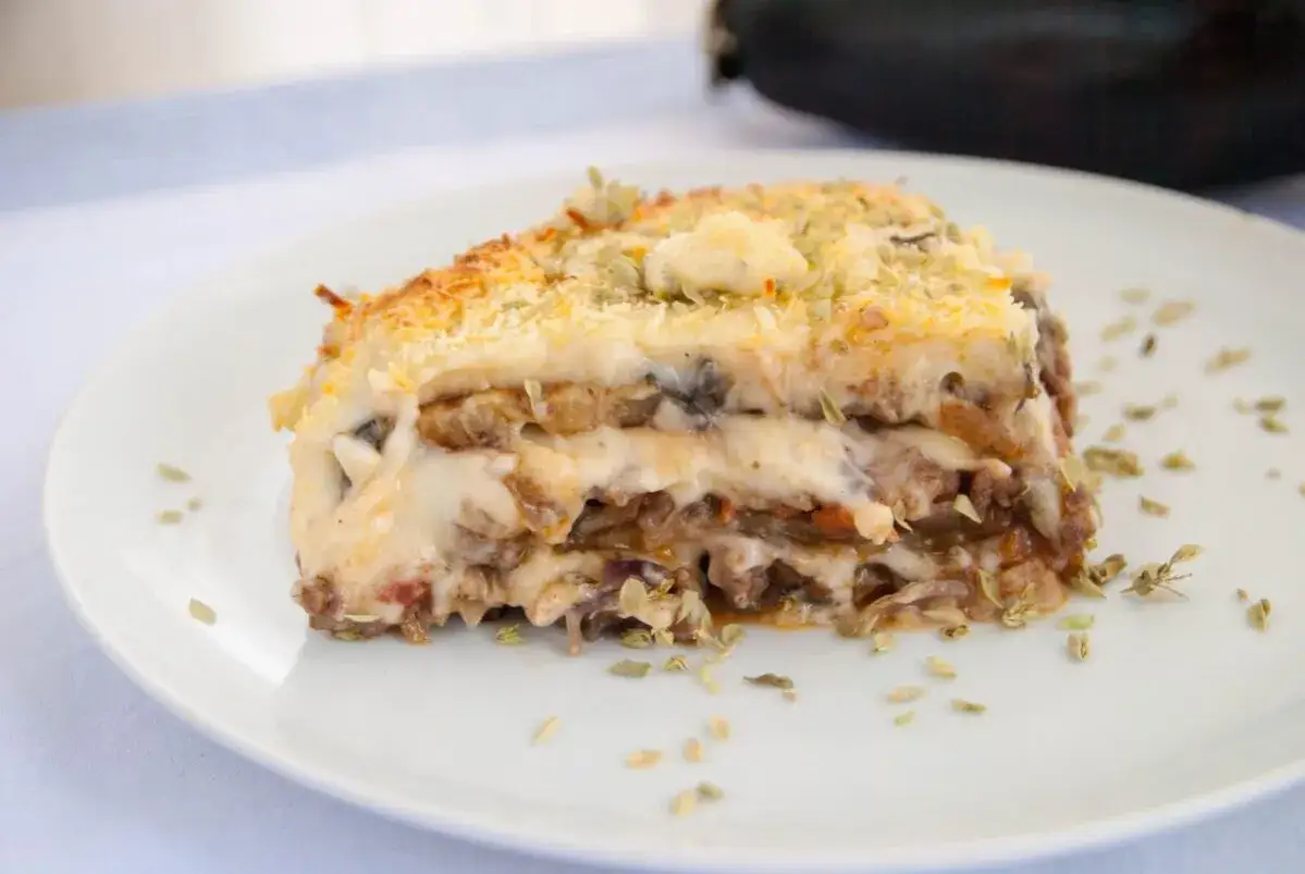 Porción de musaka casera, con capas de berenjena, carne picada y bechamel gratinada. ¡Una deliciosa receta!