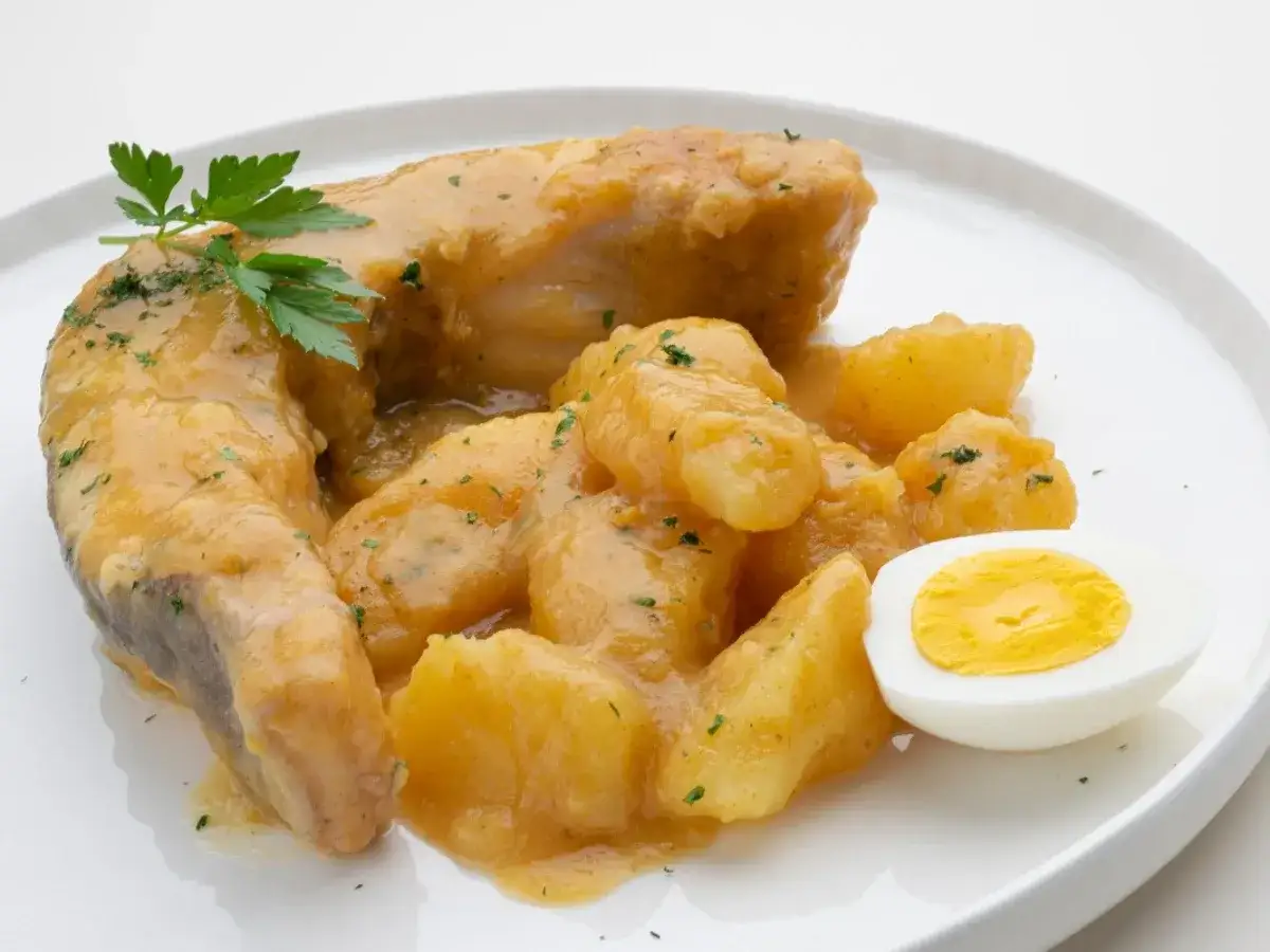 Congrio en salsa con patatas y huevo duro, una deliciosa receta congrio argui&ntilde;ano.