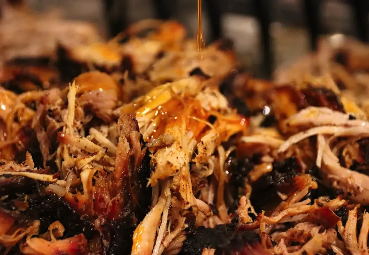 Jugosa carne de cerdo deshebrada, cubierta con salsa BBQ brillante. &iexcl;Un fest&iacute;n de pulled pork!