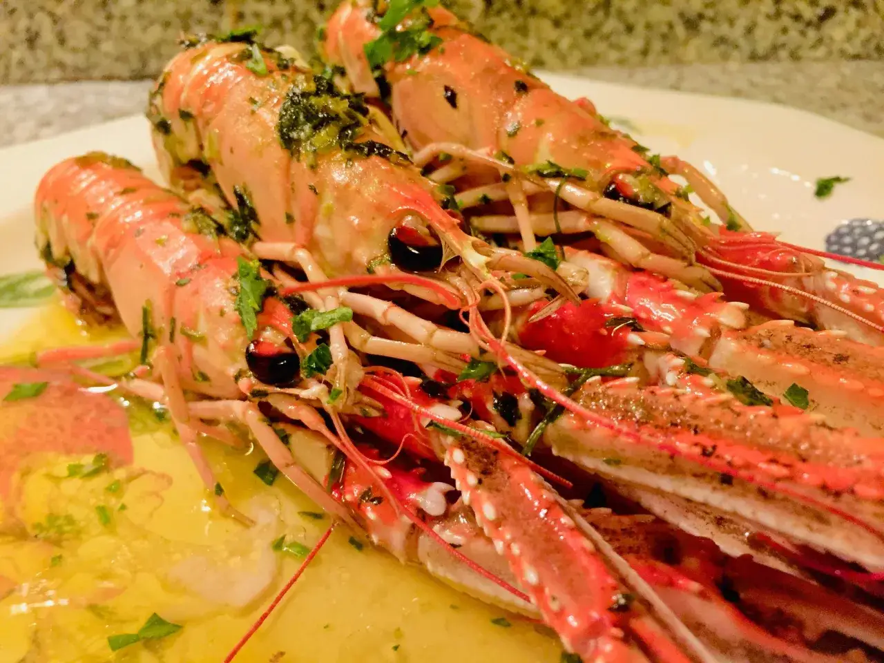 Cigalas congeladas al horno, tiernas y jugosas, ba&ntilde;adas en una deliciosa salsa dorada y espolvoreadas con perejil fresco. Un manjar listo para disfrutar.