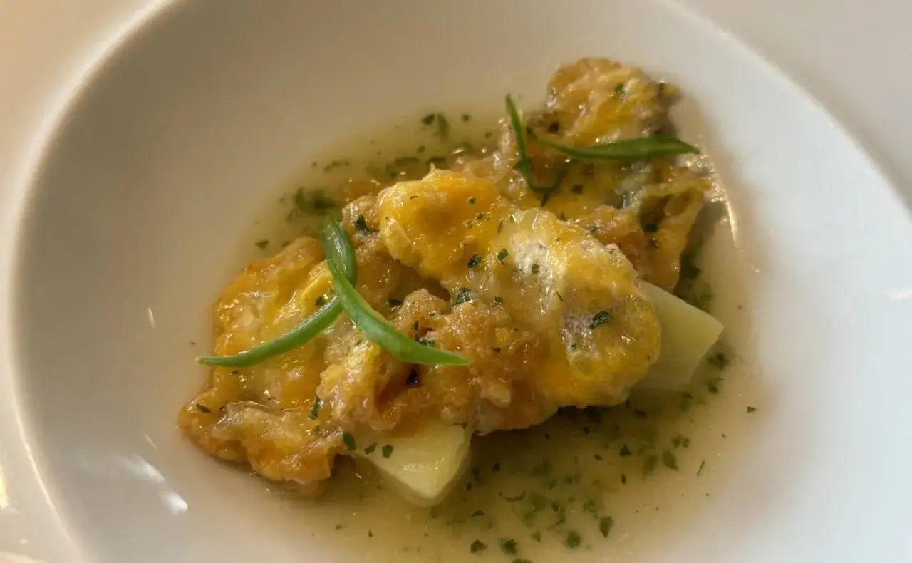 Deliciosas que son las cocochas de bacalao, rebozadas y servidas en una salsa ligera con trozos de puerro.