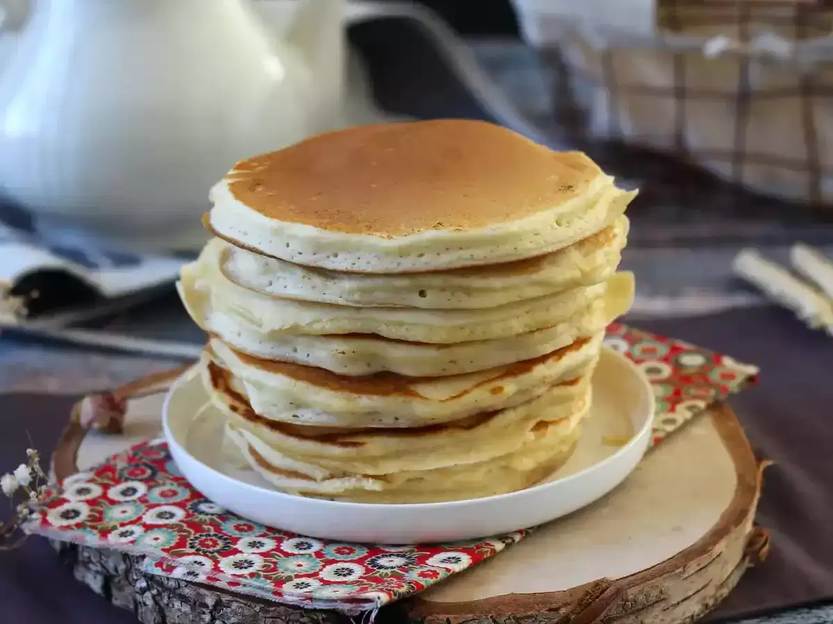 Una pila alta de tortitas esponjosas, perfectas para tu pr&oacute;xima receta.