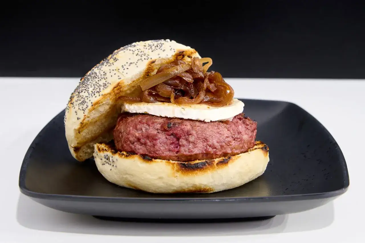 Hamburguesa casera con queso de cabra y cebolla caramelizada, ¡la mejor receta de hamburguesas caseras!