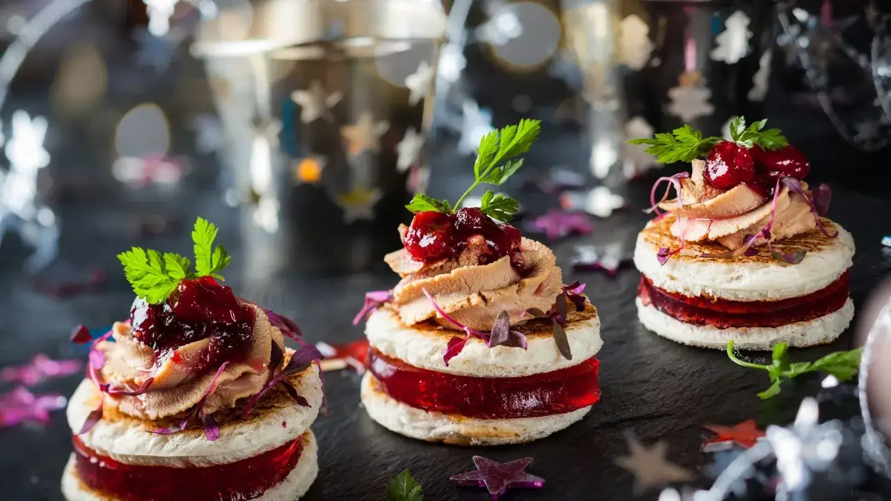 Aperitivos navide&ntilde;os originales: mini s&aacute;ndwiches con pat&eacute;, gelatina de frutos rojos y perejil, decorados con estrellas.
