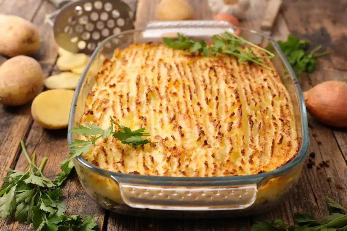 Un delicioso parmentier que es un pastel de carne cubierto con pur&eacute; de patatas gratinado, listo para servir.