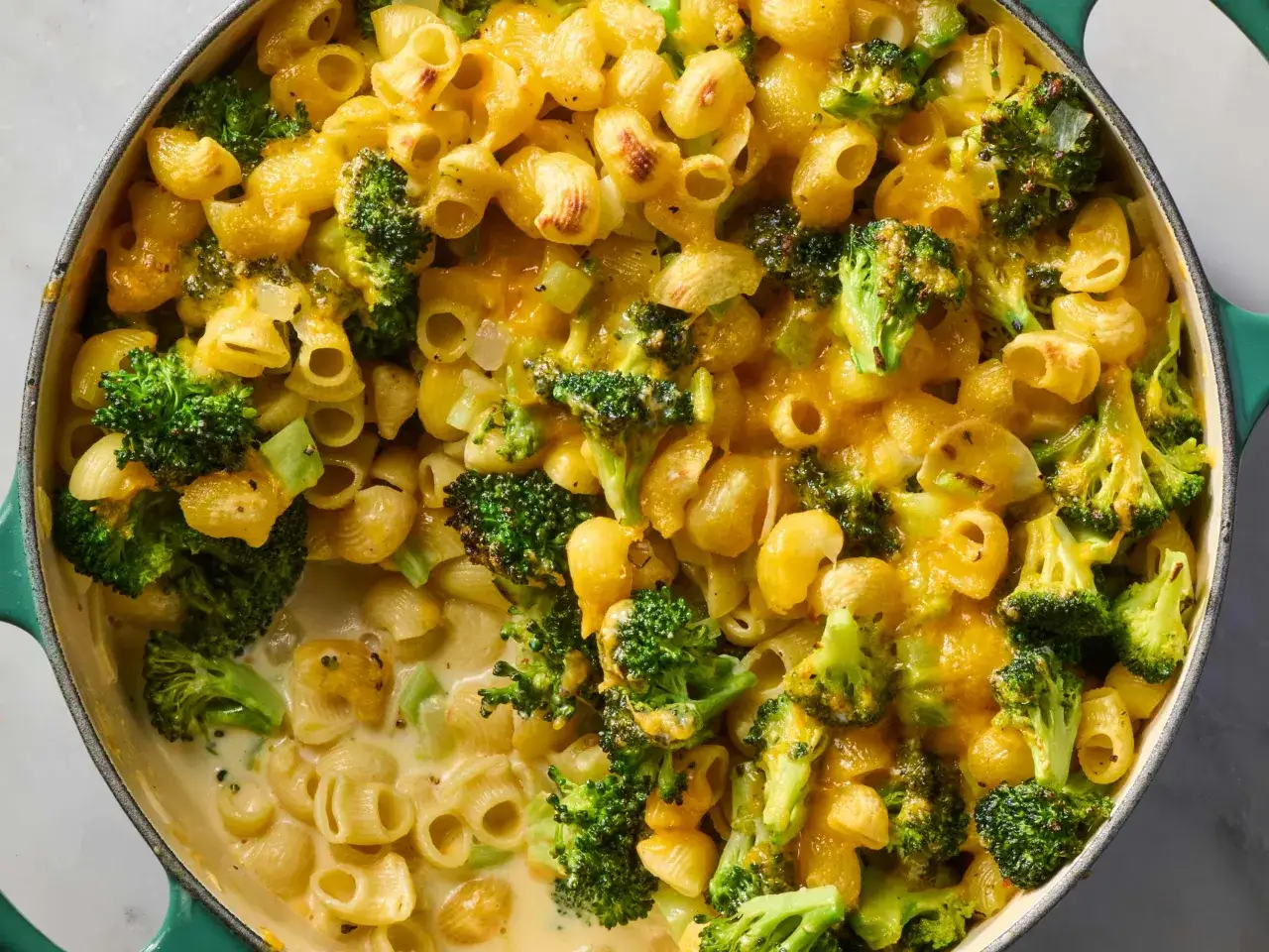 Macarrones con br&oacute;coli y queso cremoso, una de las mejores brocoli recetas para una comida reconfortante.