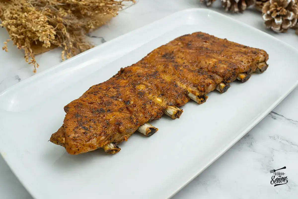 Costillas de cerdo jugosas y especiadas, listas para disfrutar. Un festín para los amantes de la carne.