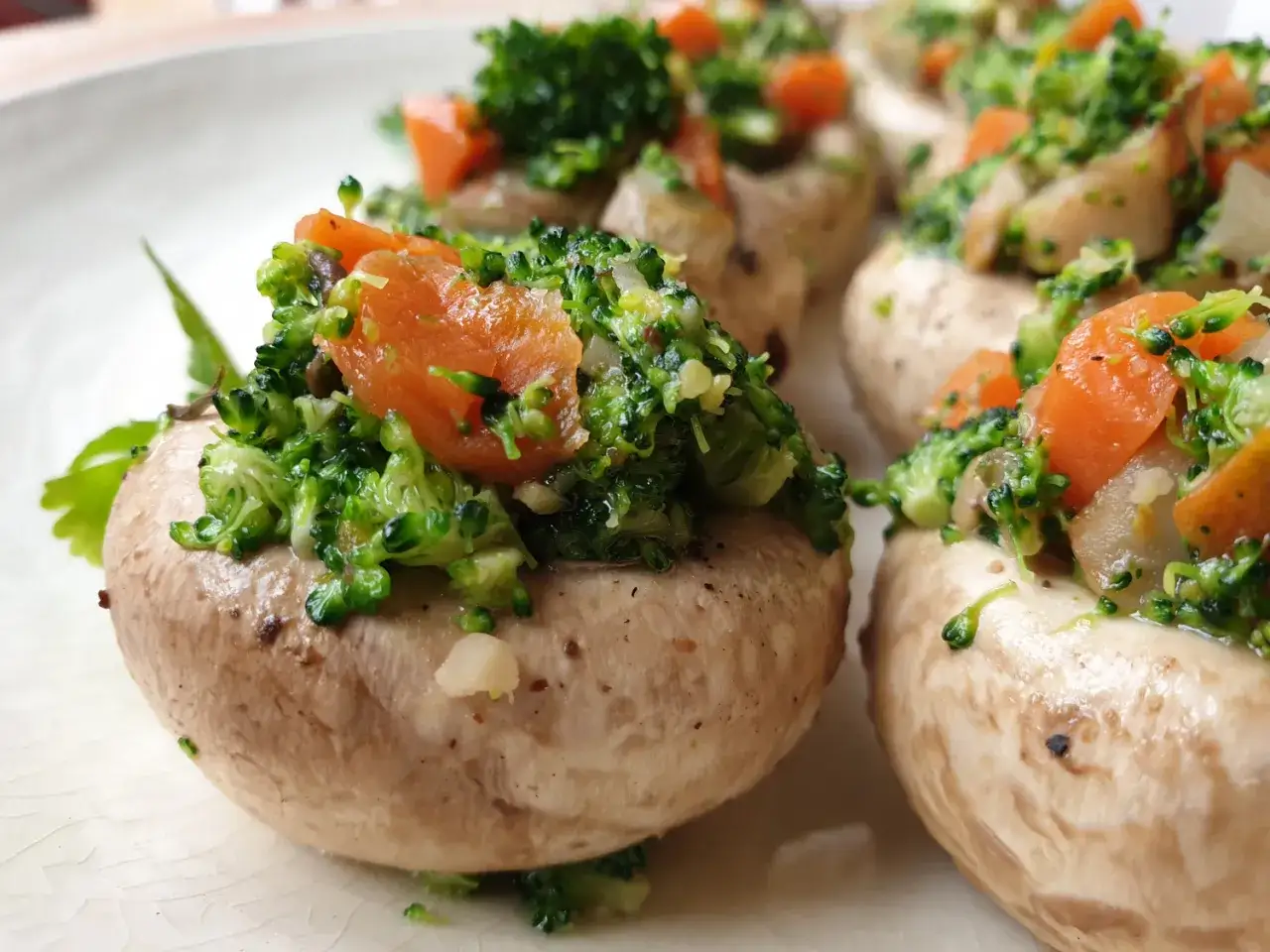 Champi&ntilde;ones rellenos con br&oacute;coli y zanahoria, un bocado delicioso y saludable.