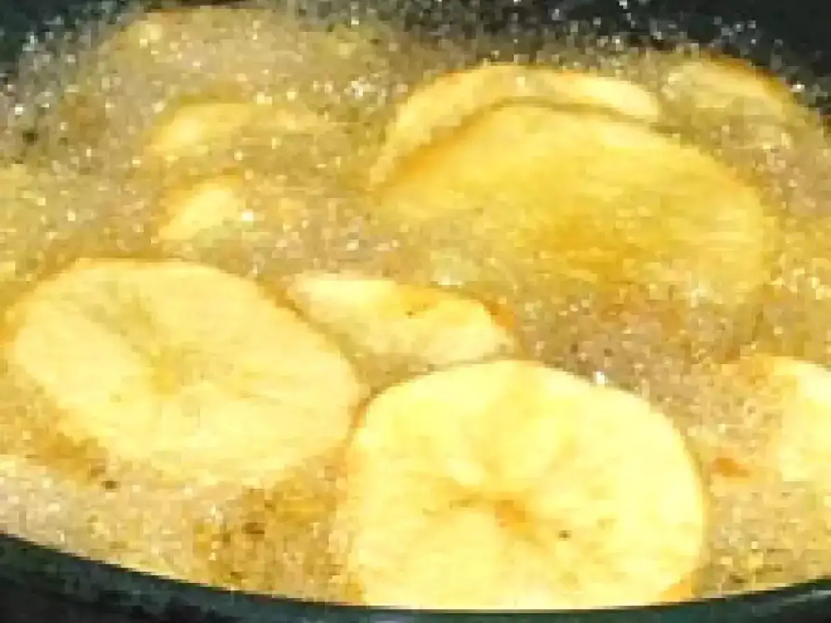 Rodajas de patatas dor&aacute;ndose en aceite burbujeante, perfectas para tus recetas con patatas caseras.
