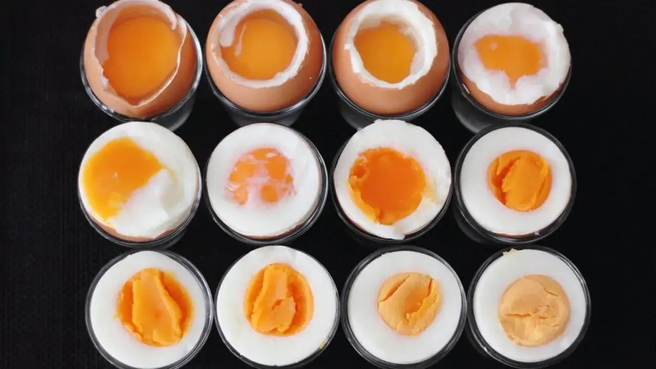 Doce huevos pasados por agua, de crudos a duros, en copas.