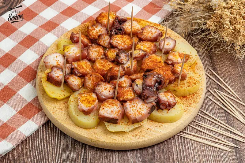 Pulpo a la gallega listo para servir. Descubre cómo preparar pulpo ya cocido a la gallega con patatas y pimentón.